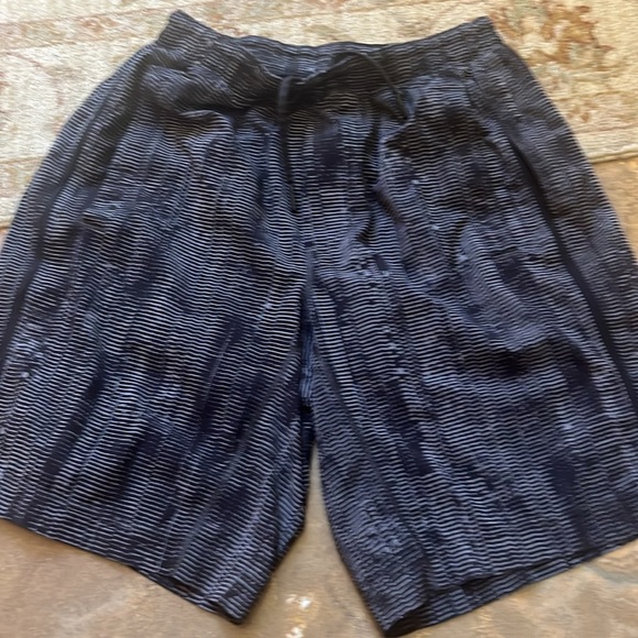 Lululemon men’s shorts - Picture 3 of 4
